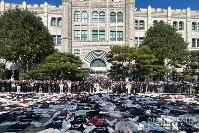 지난해 11월 동덕여대 본관 앞에서 동덕여대 공학 전환을 반대하는&nbsp;총력대응위원회(총학생회·동아리 사이렌 등 포함)의 기자회견이 열렸다. (사진=한국대학신문DB)