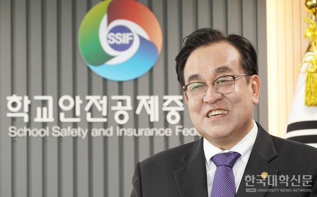 지난 14일 학교안전공제중앙회에서 정훈 이사장을 만났다. 정훈 이사장은 2023년 취임 이후 2년 동안 공제 가입 대학 수를 15개에서 351개로 늘리고 메타버스와 빅데이터를 접목한 예방 교육 콘텐츠 개발, 국제행사 개최 등 성과를 이뤘다.&nbsp;(사진=한명섭 기자)