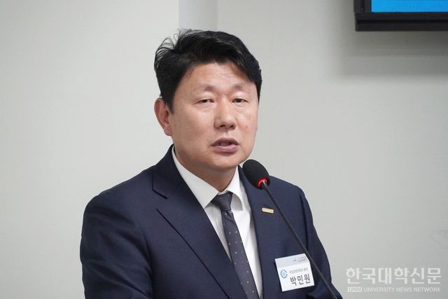 박민원 국립창원대 총장이&nbsp;21일 국회에서 열린 ‘2025 국가중심 국·공립대학 UCN 프레지던트 서밋’ 제1차 콘퍼런스에서 ‘지역과 함께하는 국가중심 국공립대학교’를 주제로 발표하고 있다. (사진=한명섭 기자)