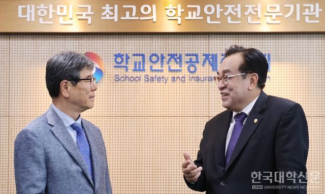 정훈 학교안전공제중앙회 이사장(오른쪽)이 최용섭 주필 겸 편집인과 임기 동안 이루고 싶은 목표와 향후 계획에 대해 대화를 나누고 있다. (사진=한명섭 기자)