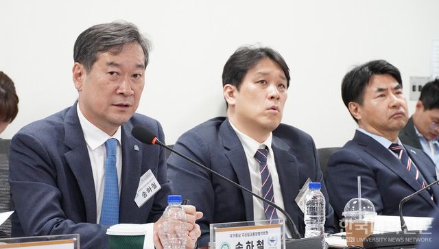 (사진 맨 왼쪽) 이날 서밋 1차 콘퍼런스에서 송하철 국립목포대 총장은 