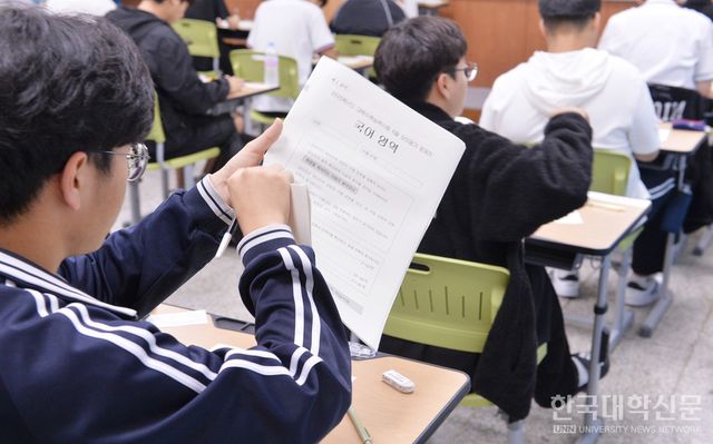 서울 노원구 대진고등학교에서 2025학년도 6월 모평 1교시 국어영역 시험을 보고 있는 수험생들. (사진=한명섭 기자)