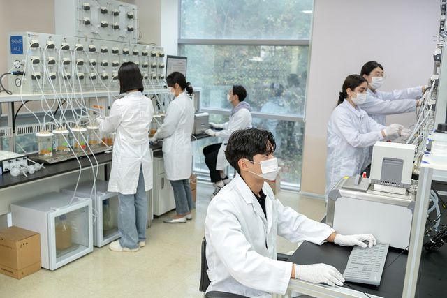 의생명융합학부 학생들이 연구를 하고 있다. (사진=순천향대)