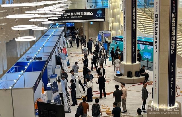 12일 오전 제주 신화월드 랜딩볼룸에서 열린 '2025 교육정보화 컨퍼런스' 박람회에서 대학 관계자들이 기업 부스 방문을 위해 움직이고 있다. (사진=김영식 기자)