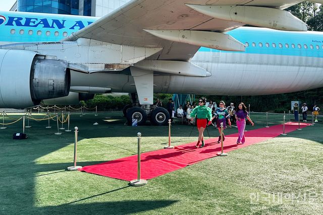 한국항공대가 11일 교내 전시 항공기인 A300-600 앞에서 실시한 ‘2025 상반기 고양시 신중년 대학 특화과정-파워 이미지메이킹 스타일링 아카데미’패션쇼에서 수료생들이 워킹을 선보이고 있다.