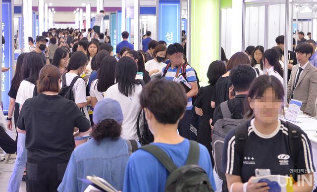 코엑스 1층 A홀에서 열린 2025 수시 박람회를 찾은 학생과 학부모들의 모습. (사진=한명섭 기자)