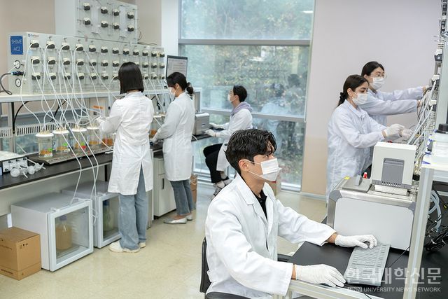 순천향대 의생명융합학부 연구실에서 실험실습을 진행하는 모습
