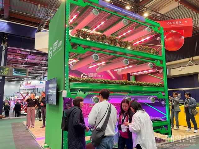 그린테크 2025에서 수직농장 전문업체 부스를 방문한 연암대학교 스마트원예전문기술석사과정 학생들