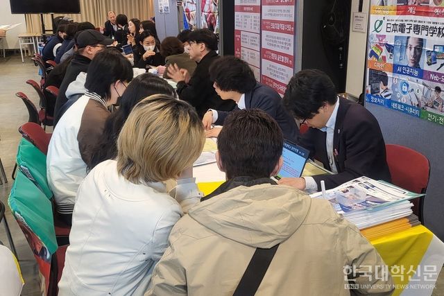 지난 4월 열린 ‘일본 유학‧취업 설명회’에서 방문객들이 기관 관계자와 상담을 진행하고 있다. (사진=한국대학신문DB)