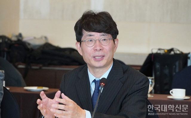 김종영 경희대 교수가&nbsp;서울대 10개 만들기에 대한 견해를 밝히고 있다. (사진=한명섭 기자)