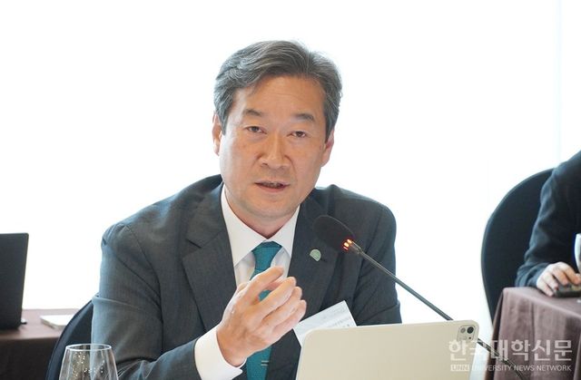 송하철 국가중심 국·공립대학교 총장협의회장(국립목포대 총장)이&nbsp; ‘서울대 10개 만들기’ 공약에 대한 입장을 밝히고 있다. (사진=한명섭 기자)