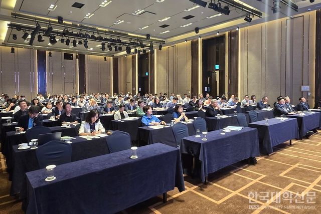 ‘2025년도 한국전문대학기획실처장협의회 하계연찬회’에 참석한 전국 129개교 전문대학 기획실(처)장 등이&nbsp;박동열 한국직업능력연구원 기획조정본부장의 발표를 듣고 있다. (사진=임연서 기자)