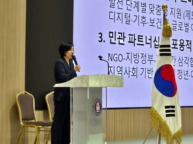 김혜경 지구촌나눔운동 이사장이 2025 국제개발협력학회 하계학술대회에서 기조연설을 하고 있다. (사진=지구촌나눔운동)