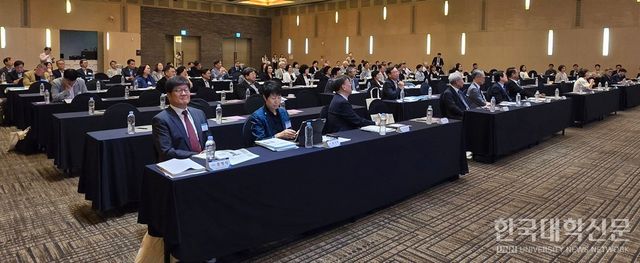 26일&nbsp;제주 메종글래드 호텔에서 개최된 2025년 전문대교협 전문대학 총장세미나·임시총회에 참석한&nbsp;전국 129개 전문대학 총장들, 교육부 관계자 등이 김영도 전문대교협 회장(동의과학대 총장)의 개회사를 듣고 있다. (사진=임연서 기자)