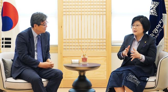 문시연 총장이 최용섭 주필 겸 편집인(왼쪽)과 이재명 정부의 고등교육정책의 방향과 변화에 대한 얘기를 나누고 있다. (사진=한명섭 기자)