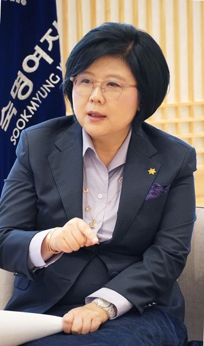 문시연 총장은 “여성의 미래를 선도하는 ‘아웃씽커스 숙명(Outthinkers Sookmyung)’ 정신을 기반으로 글로벌 여성 인재를 양성하는 데 앞장서겠다”고 말했다. (사진=한명섭 기자)&nbsp;