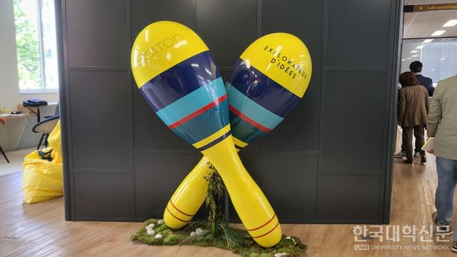 오브라토리 한쪽에 있는 조형물. (사진=주지영 기자)