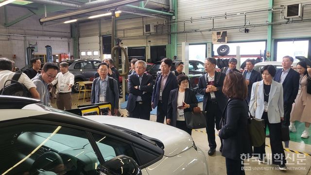 총장단이 그레타-CFA 자동차 정비 실습실을 둘러보며 의견을 나누고 있다. (사진=주지영 기자)