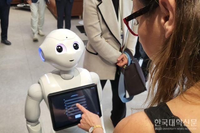 엑스-마르세유 대학교 기술전문대학(IUT d’Aix-Marseille)에서 운영하는&nbsp;‘Connected store 4.0’에 있는 인공지능 로봇. IUT 교수가 사용법을 안내하고 있다. (사진=주지영 기자)