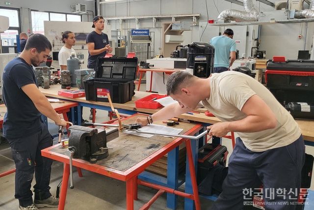 현지시간으로 2일&nbsp;아를 건설직업훈련센터(Centre de Formation du Bâtiment d'Arles, 이하 아를 센터)에서 도제공들이 실습실에서 작업을 하고 있는 모습. (사진=주지영 기자)