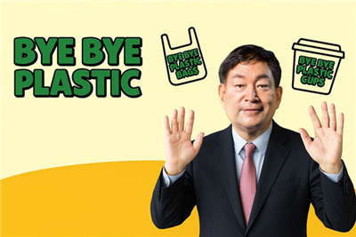 양쪽 손을 흔들면서 ‘바이바이 플라스틱(Bye Bye Plastic)’ 캠페인에 참여하는 문형남 숙명여대 글로벌융합대학 학장.
