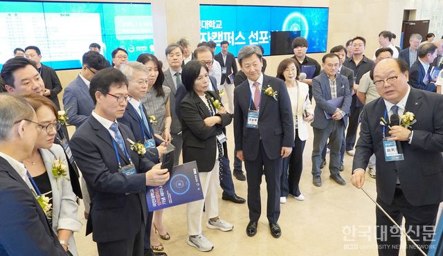 국민대가 자체 보유하고 있는 양자보안 기반 기술을 시연하고 있는 이옥연 정보보안암호수학과 교수와 이를 경청하고 있는 주요 내외빈들. (사진=한명섭 기자)