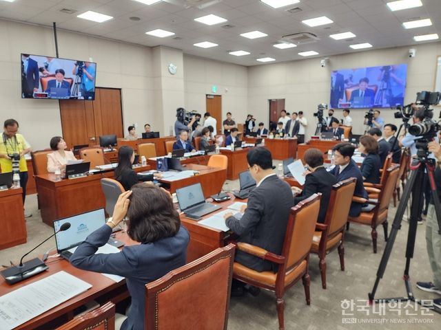 국회 교육위원회는 10일 국회 본관에서 열린 전체회의에서 인공지능 디지털교과서(AIDT)의 법적 지위를 ‘교과서’에서 ‘교육자료’로 변경하는 초·중등교육법 개정안을 통과시켰다. (사진=백두산 기자)