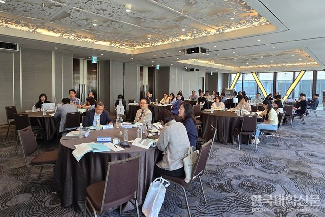 15일 개최된 ‘‘지역혁신 중심 대학지원체계(RISE, 라이즈)’ 기반의 로컬·평생직업교육 활성화 전략 워크숍’에서 참석자들이 최용섭 본지 주필 겸 편집인의 ‘라이즈(RISE) 시대, 전문대학 위기인가 기회인가’를 주제로 한 기조강연을 듣고 있다. (사진=임연서 기자)