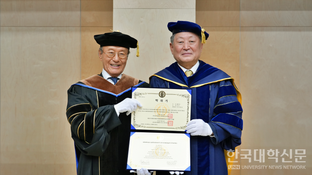 왼쪽부터 윤윤수 미스토홀딩스 회장, 박정운 한국외대 총장.