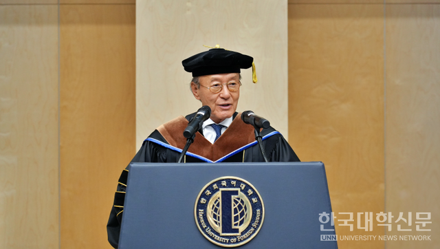 한국외대 명예박사 학위 수여식에서 윤윤수 미스토홀딩스 회장이 답사를 하고 있다.