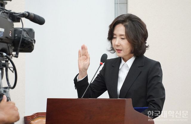 이진숙 사회부총리 겸 교육부 장관 후보자가 인사청문회에 앞서 선서를 하고 있다. (사진=한명섭 기자)