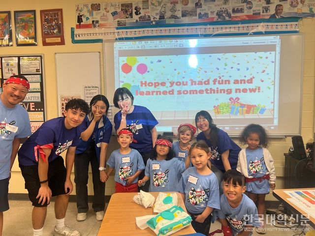 숙명여대 SIWA 봉사단이 미국 뉴욕주 알바니 ‘무지개 캠프’에서 한인 입양아를 대상으로 교육봉사를 진행하고 있다.