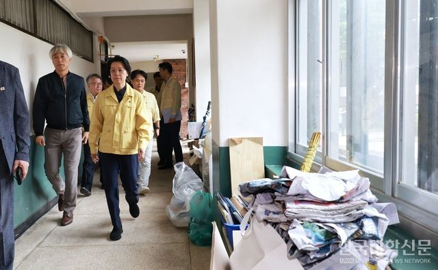 한일고를 방문해 피해상황을 살펴보고 있는 차은옥 교육부 차관.