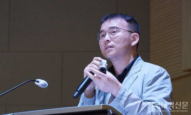 윤태복 전문대학 혁신지원사업발전협의회 AI·DX 위원장이 ‘3주기 전문대학 혁신지원사업 AI·DX 동반성장 이니셔티브’를 주제로 한 발표를 진행하고 있다. (사진=한명섭 기자)