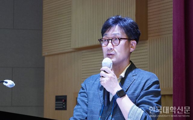 김태욱 전문대학 혁신지원사업발전협의회 대외협력·홍보위원장이&nbsp;‘3주기 전문대학 혁신지원사업 홍보 방안’을 주제로 발표하고 있다. (사진=한명섭 기자)