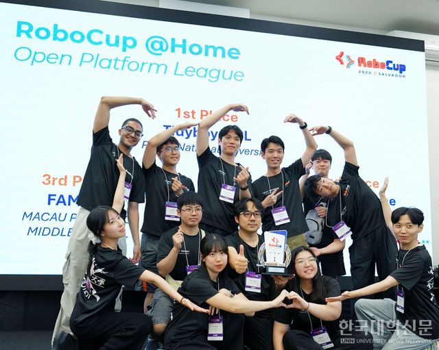 지도를 맡은 부산대 이승준 교수(중앙 트로피를 들고 있는 인물), 뒷줄 왼쪽부터 샤디 나스라트, 조민성, 송동운, 강태웅, 유동화, 안기재 학생, 앞줄 왼쪽부터 박수연, 김동섭, 박예리, 이선일, 김준영 학생