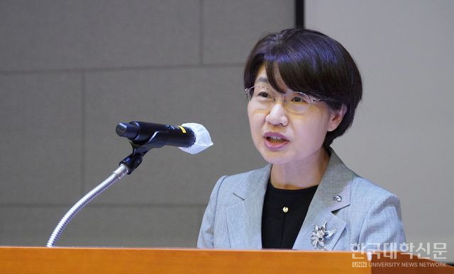 허정은 한국연구재단 학술진흥본부장이 축사를 전하고 있다. (사진=한명섭 기자)