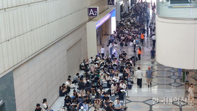 학생 및 학부모들이 2026 수시박람회 행사장 주변에서 대기하고 있는 모습. (사진=임지연 기자)