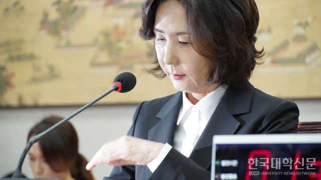 이진숙 전 교육부 장관 후보자가 국회 인사청문회 당시 자료를 검토하고 있다. (사진=한국대학신문DB)