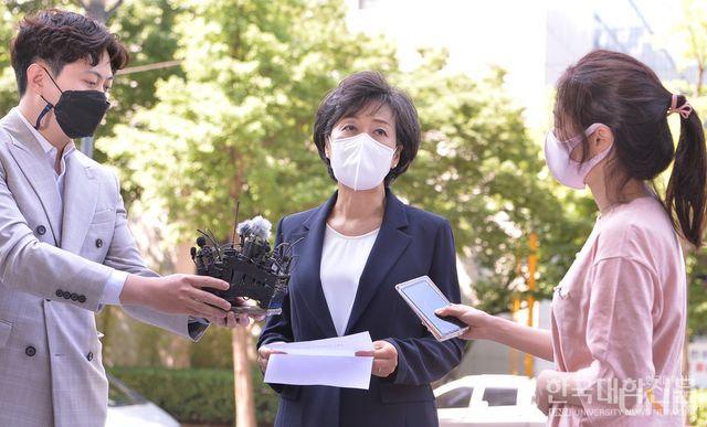 박순애 전 교육부 장관이 지난 2022년 후보자 인사청문회를 준비하면서 기자들의 질문에 답하고 있다. (사진=한국대학신문DB)