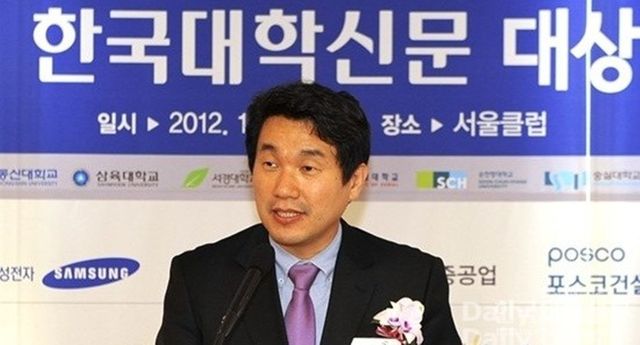 이주호 전 부총리 겸 교육부 장관이 지난 2012년 당시 교육과학기술부 장관으로서 한국대학신문 대상 시상식에 참석해 격려하는 모습. 본지의 당시 보도 사진 (사진=한국대학신문DB)