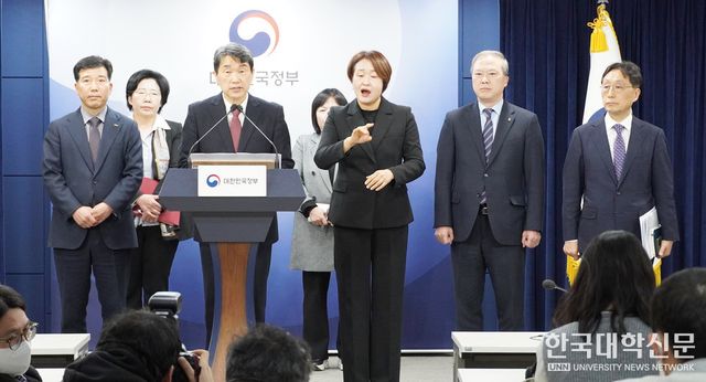 이주호 전 부총리 겸 교육부 장관이 지난 3월 의대 교육 정상화와 관련한 브리핑을 하고 있다. (사진=한국대학신문DB)