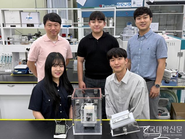 아주대-생기원 공동연구팀. 뒷줄 왼쪽부터 시계 방향으로 아주대 윤태광 교수, KAIST 김동연 연구원, 생기원 윤기로 박사, 아주대 이용균 연구원, 한양대 이지현 연구원.