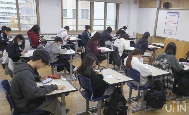 서울 여의도여고 고사장에서 수험생들이 2025학년도 수능 1교시 국어영역 시험을 치르고 있다. (사진=한국대학신문DB)