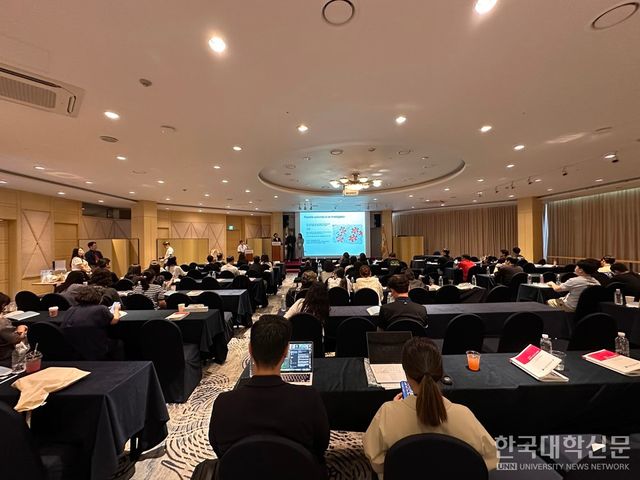 스테판 MDPI CEO가 지난 3일 한국사립대학교도서관협의회가 제주도 서귀포에서 개최한 도서관 실무자 워크숍에 참석해 글로벌 OA 출판 동향과 MDPI 신기술 동향에 대해 발표하고 있다. (사진=MDPI 제공)