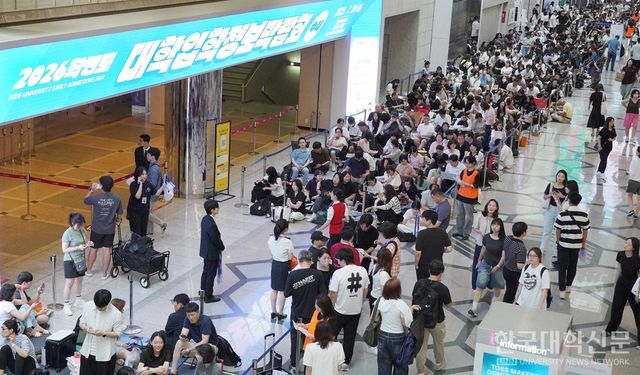 ‘2026학년도 수시 대학입학정보박람회’가 열리는 코엑스에서 수험생과 학부모들이 입장을 기다리고 있다. (사진=한명섭 기자)