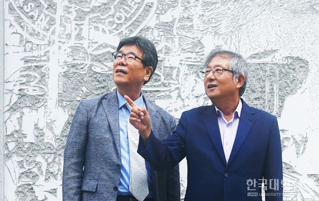 조홍래 총장(오른쪽)과 최용섭 본지 주필 겸 편집인이&nbsp;빌스(Vhils)의 대형 벽화 앞에서 조 총장의 재임 기간 동안 이루고 싶은 목표에 대해 이야기하고 있다. (사진=울산과학대)
