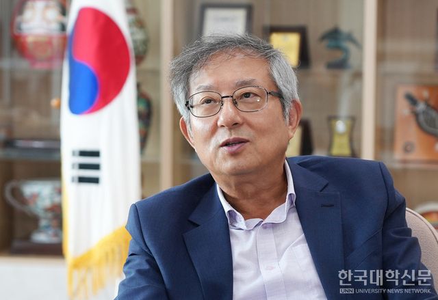 지난 2월 울산과학대 제13대 총장으로 연임한 조홍래 총장이 연임 소감을 전하고 있다. (사진=울산과학대)