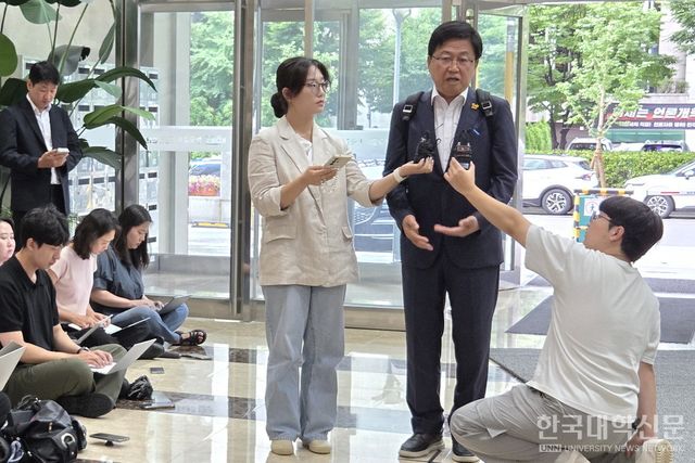 기자들의 질문을 받고 있는 최교진 교육부 장관 후보자. (사진=한명섭 기자)