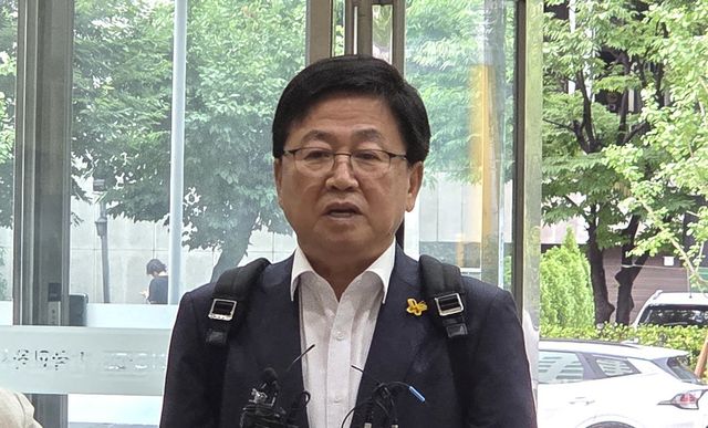 최교진 교육부장관 후보자가 14일 오전 서울 영등포구 한국교육시설안전원에 마련된 인사청문회 준비단 사무실로 첫 출근하며 기자들의 질문에 답변하고 있다. (사진=한명섭 기자)